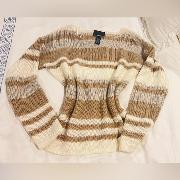 STAY WARM AND STYLISH IN ANY WEATHER WITH THIS VERSATILE PULLOVER SWEATER!
NWOT - Picture 3 of 9